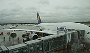 Blick aus dem Terminal 2 auf die A380 "München" (©Foto: Martin Schmitz)